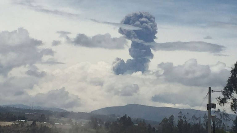 Volcán Tungurahua arroja columna de ceniza de km
