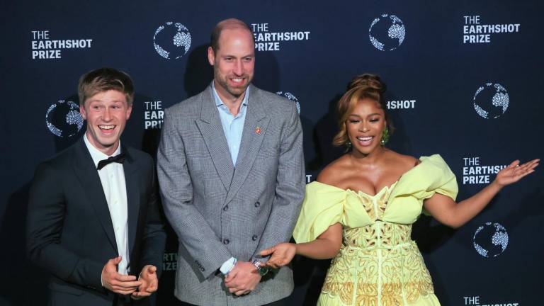 El Príncipe William de Gran Bretaña, Príncipe de Gales (C), Robert Erwin (I) y Nozamo Mbtha (D) asisten a la ceremonia de entrega del Premio Earthshot en Ciudad del Cabo, Sudáfrica, el 06 de noviembre de 2024.