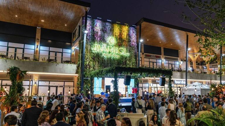 Asistentes participan en evento de inauguración de Márbol Green Plaza.