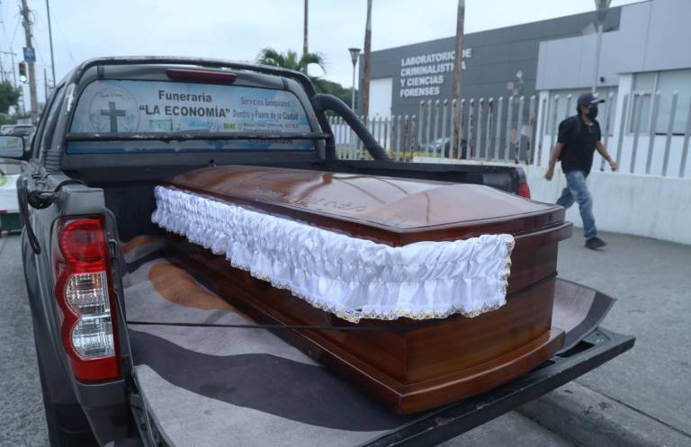 $!Un féretro se observa al exterior del Laboratorio de Criminalística y Ciencias Forenses de Guayaquil.