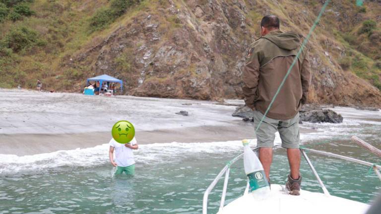 Desenfreno en playa del Parque Nacional Machalilla: desalojaron a personas que ingresaron con cervezas, música y perros