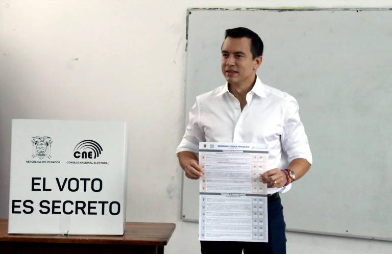 $!El presidente Daniel Noboa junto a la papeleta del referéndum que impulsó, mientras ejerce su derecho al voto.