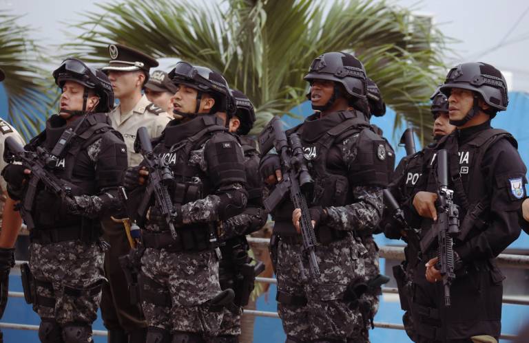 $!Fotografía tomada durante la entrega de 1752 fusiles y 30 fusiles de alta precisión por parte del Gobierno a la Policia, en la Unidad de Vigilancia Comunitaria de Duran.