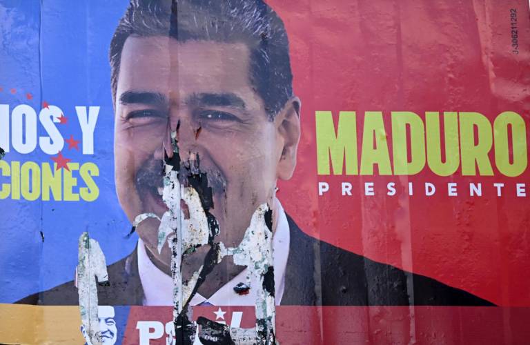 $!Un cartel electoral quemado del presidente venezolano Nicolás Maduro se ve en Caracas el 31 de julio de 2024.