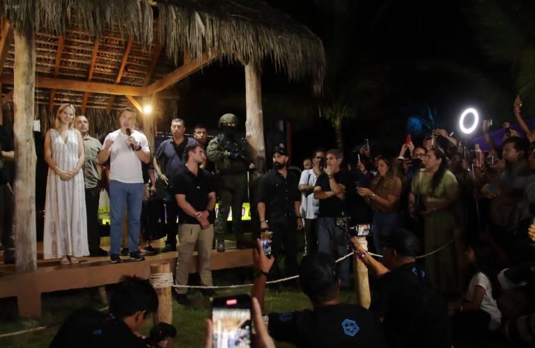 $!Fotografía de Noboa junto a familiares y allegados en la casa referida de Olón, el día en el que recibió los resultados electorales que le dieron la victoria en la búsqueda de la Presidencia.