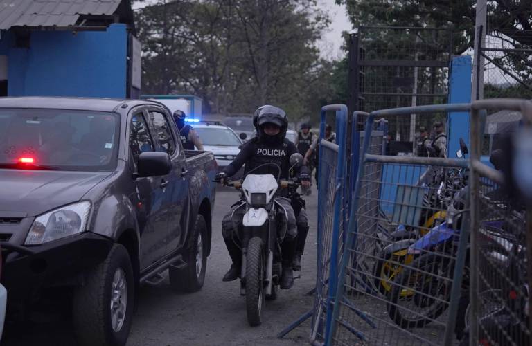 $!Policías ingresando a la Penitenciaría del Litoral tras la detonación de granadas registrada el martes.