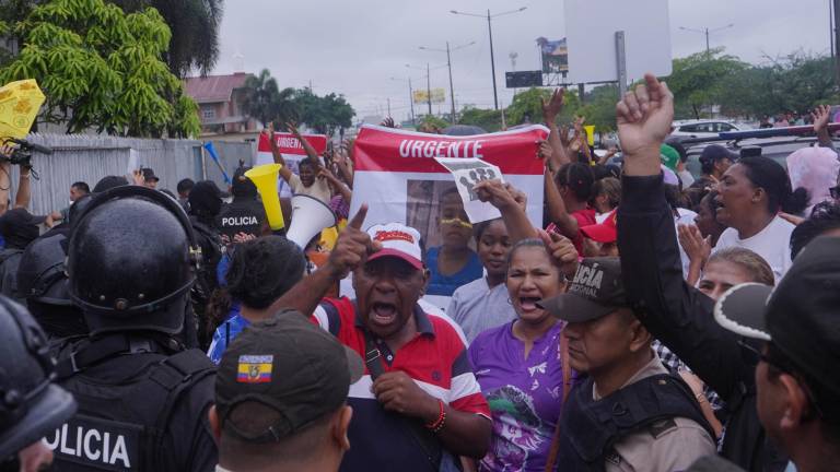 Fotografía de un plantón organizado a las afueras del Complejo Judicial Sur, en Guayaquil.