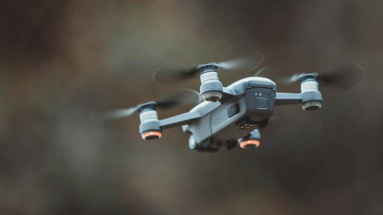 Fotografía referencial de un dron similar al que fue utilizado en el ataque.