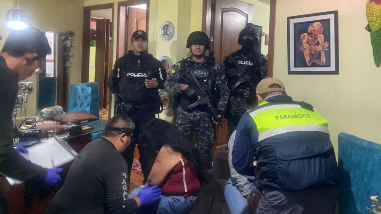 Policía Nacional logra liberar a dos mujeres maniatadas y encapuchadas en el sur de Quito