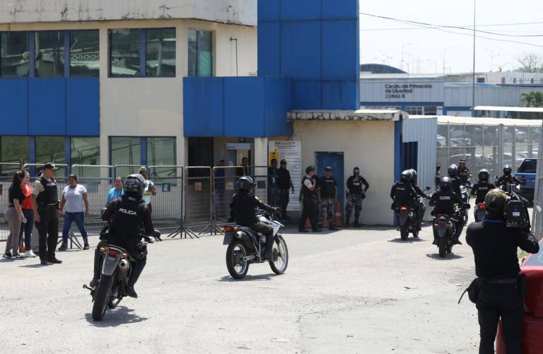 $!Policías motorizados a las afueras de la cárcel de máxima seguridad La Roca, donde Barreiro permanecía encarcelado junto a reconocidas figuras como el exasambleísta Pablo Muentes y el exvicepresidente Jorge Glas.