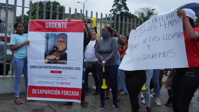 Fotografía de un plantón organizado a las afueras del Complejo Judicial Sur, en Guayaquil.