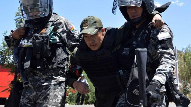 Policías ayudan a un oficial herido en las manifestaciones.