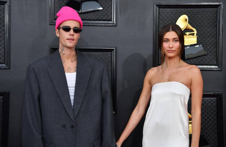 $!El cantautor canadiense Justin Bieber (izq.) y la modelo estadounidense Hailey Bieber llegan a la 64ª Entrega Anual de los Premios Grammy en el MGM Grand Garden Arena de Las Vegas el 3 de abril de 2022.