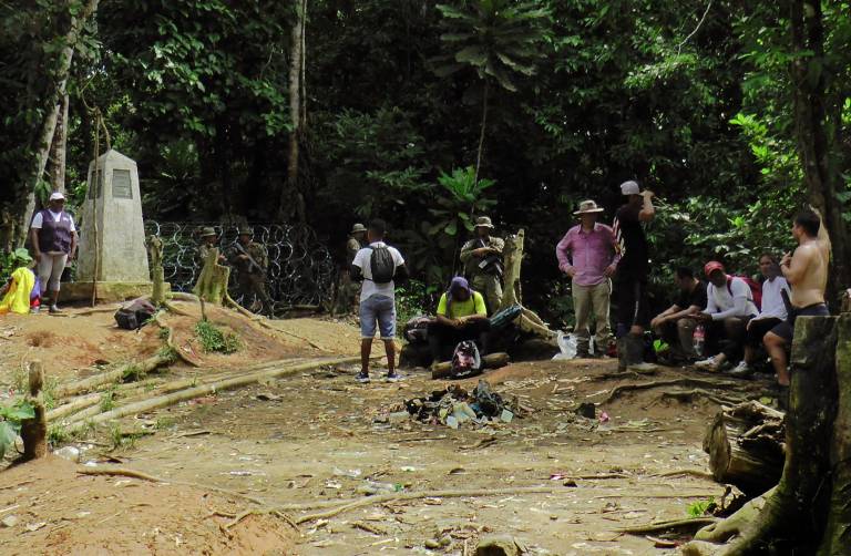 $!Un miembro del Servicio Nacional de Fronteras (Senafront) de Panamá custodia a migrantes de distintas nacionalidades que intentan cruzar la punta Asti, en la selvática provincia de Darién.