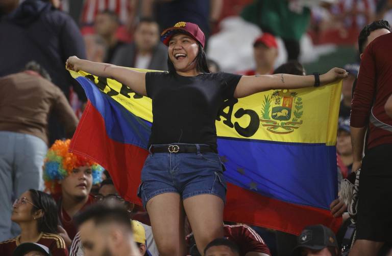 $!Una aficionada de Venezuela anima este martes, en un partido de las eliminatorias sudamericanas para el Mundial de 2026 entre Paraguay y Venezuela.