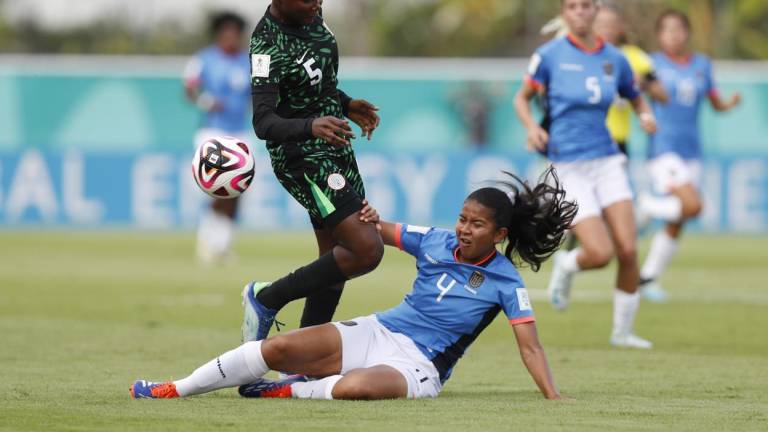 Faridat Abdulwahab (i) de Nigeria disputa el balón con Nataly Andrade de Ecuador.