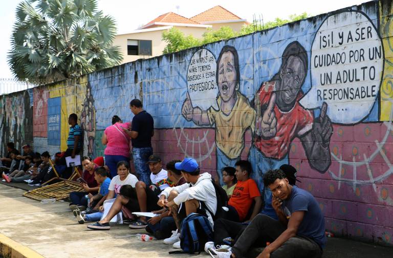 $!Migrantes hacen fila en las oficinas migratorias este lunes, en la ciudad de Tapachula en Chiapas (México).