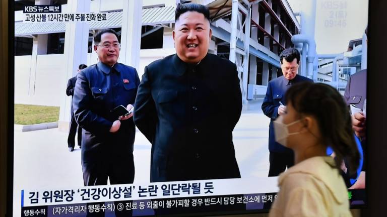 Líder norcoreano Kim Jong Un reaparece en público después de tres semanas