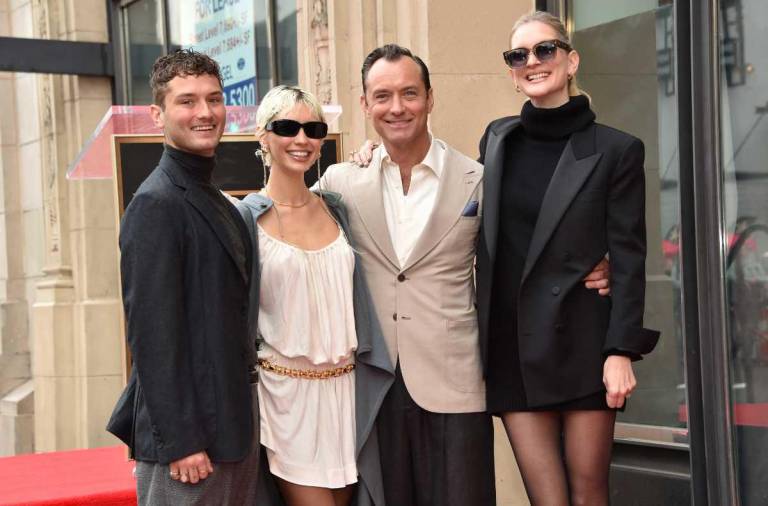 $!El actor inglés Jude Law posa en su estrella junto a su esposa Phillipa Coan (derecha), su hija Iris Law (segunda izquierda) y su hijo Raff Law (izquierda) durante su ceremonia en el Paseo de la Fama en Hollywood.