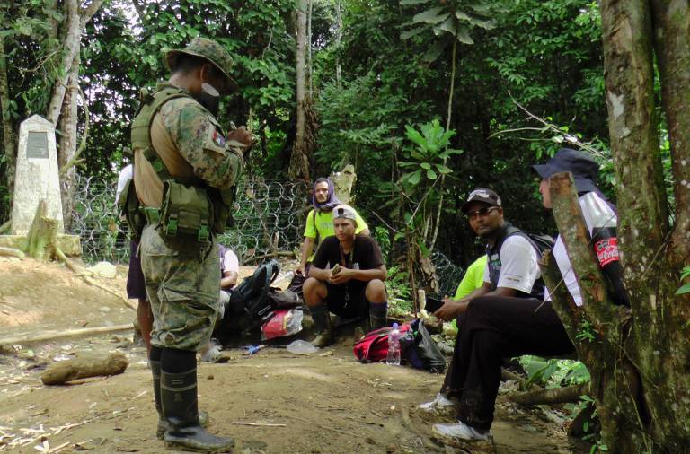 $!El Servicio Nacional de Fronteras (Senafront) de Panamá conversa con migrantes de distintas nacionalidades que intentan cruzar la punta Asti, en la selvática provincia de Darién.