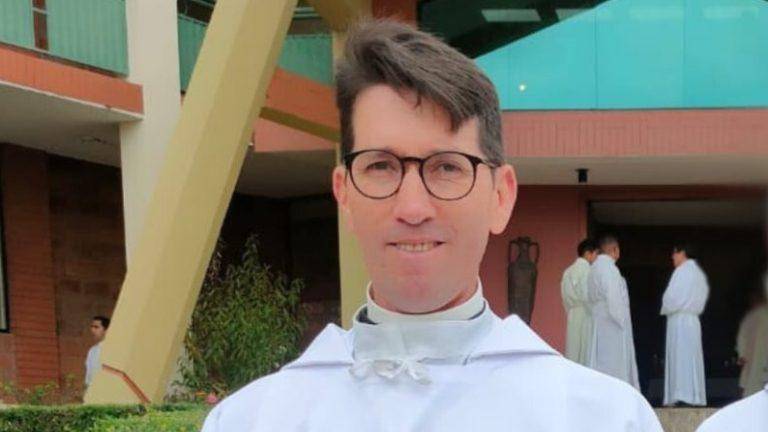 Hallan el vehículo incinerado del sacerdote Enrique Arcos en Quito, tras encontrar su cuerpo sin vida en Panzaleo