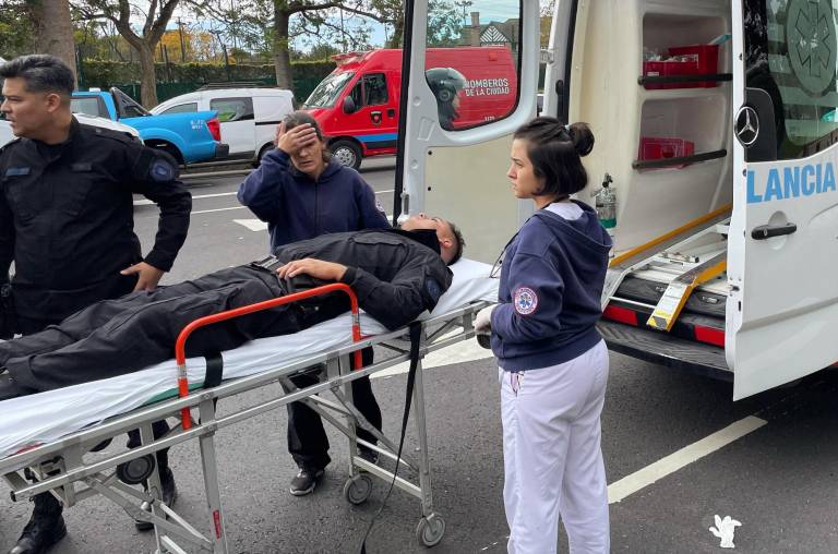 $!Un policía herido es trasladado a una ambulancia tras un accidente de tren en Buenos Aires, el 10 de mayo de 2024.