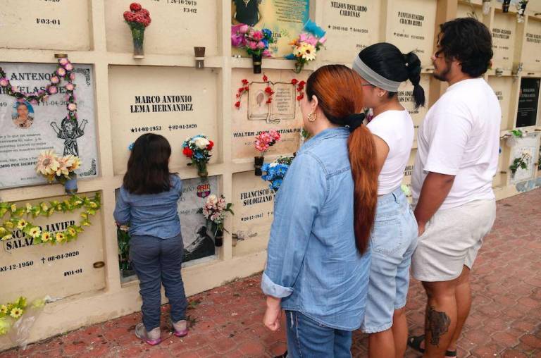 $!Para sepultar a varios de los fallecidos al inicio de la pandemia, el Gobierno Nacional compró bóvedas en estas torres. Algunas familias se muestran agradecidas porque el fallecido era hincha de ese equipo.