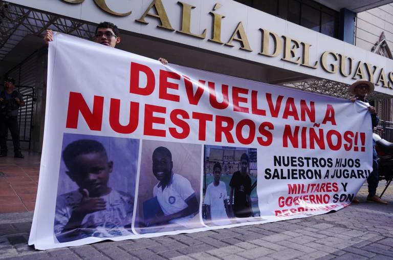 $!Pancarta expuesta durante protestas en el exterior de la Fiscalía del Guayas, en la que se muestran los rostros de los niños desaparecidos.