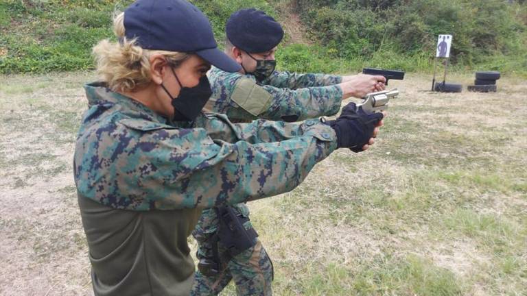 Cynthia Viteri, cuestionada por fotos y videos de entrenamiento militar