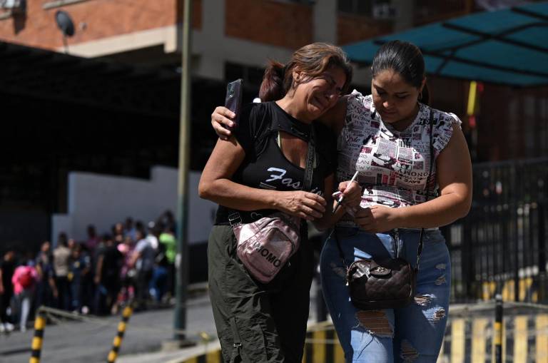 $!Familiares de personas detenidas durante las últimas protestas reaccionan mientras esperan noticias afuera del Centro de Detención de la Policía Nacional Bolivariana (PNB) conocido como Zona 7, en Caracas el 1 de agosto de 2024.