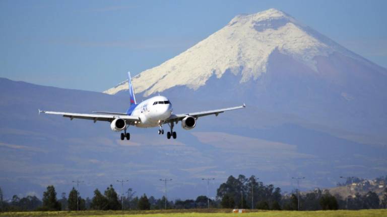 Segundo vuelo humanitario de Ecuador se dirige a Varsovia