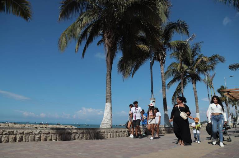 $!Turistas caminando por La Libertad, una localidad costera que recibe gran afluencia de turistas.