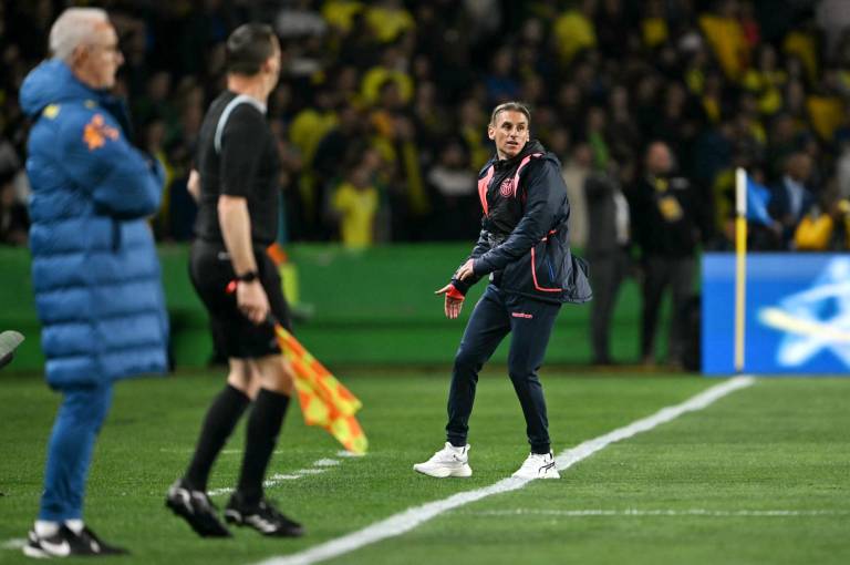 $!El entrenador argentino de Ecuador, Sebastián Beccacece, hace gestos durante el partido.