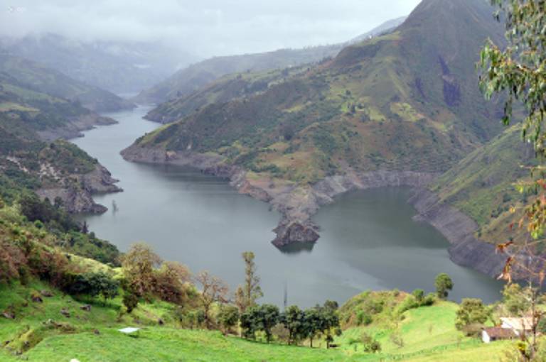 $!Cuenca, Ecuador 17 de septiembre de 2024.- Imagen de archivo de la central hidroeléctrica Mazar, que se ubica entre Azuay y Cañar, una de las afectadas por la sequía.