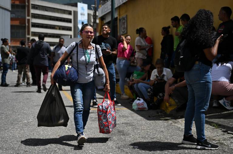 $!Familiares de personas arrestadas durante las últimas protestas postelectorales esperan noticias afuera del Centro de Detención de la Policía Nacional Bolivariana (PNB) conocido como Zona 7, en Caracas.