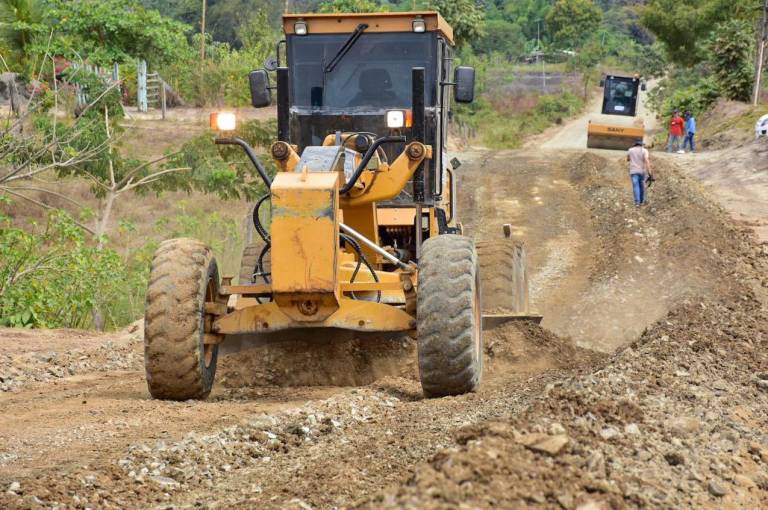 $!Mantenimiento pétreo en la vía Guabito-Pozolongo, en la provincia del Guayas.