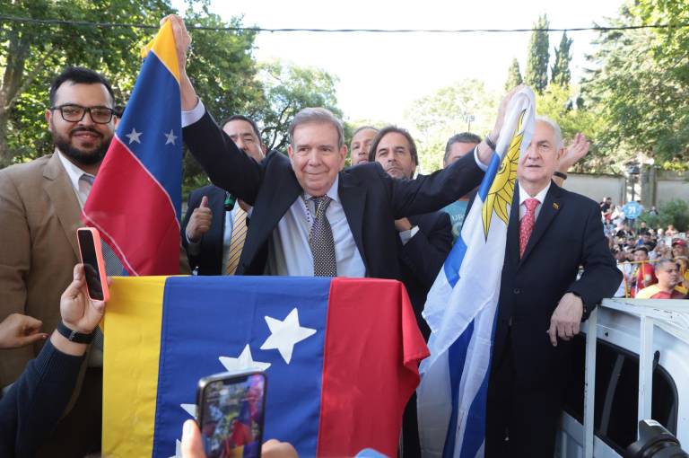 $!MONTEVIDEO (URUGUAY), 04/01/2025.- El líder opositor venezolano Edmundo González Urrutia sostiene una bandera de Venezuela y de Uruguay durante una rueda de prensa el 4 de mayo.