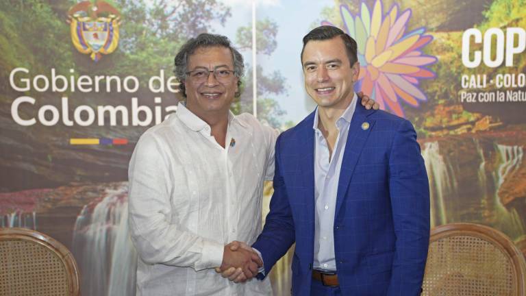 Fotografía cedida por la oficina de prensa de la presidencia de Colombia del mandatario Gustavo Petro (i) saludando al presidente de Ecuador Daniel Noboa.