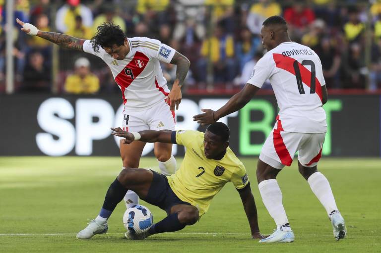 $!Pervis Estupiñán (c) de Ecuador disputa un balón con Gianluca Lapadula (i) y Luis Advíncula de Perú.