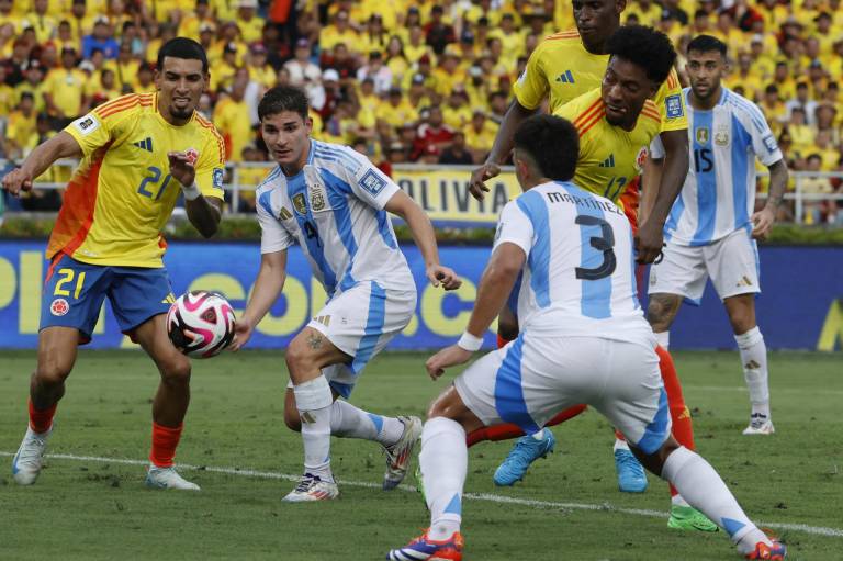 $!Daniel Muñoz (i) de Colombia disputan el balón con de Julián Álvarez (c) de Argentina este martes, en un partido de las eliminatorias sudamericanas para el Mundial de 2026 entre Colombia y Argentina.