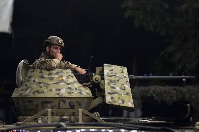 $!Un soldado libanés asegura la zona en el suburbio sur de Beirut después de un ataque militar israelí, en Beirut, Líbano, el 23 de septiembre de 2024.