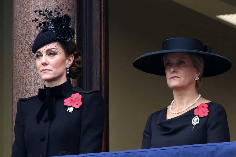 $!Kate, Princesa de Gales, de Gran Bretaña, y Sophie, Duquesa de Edimburgo, en un balcón para observar la ceremonia del Domingo del Recuerdo en el Cenotafio de Whitehall, en el centro de Londres, el 10 de noviembre de 2024.