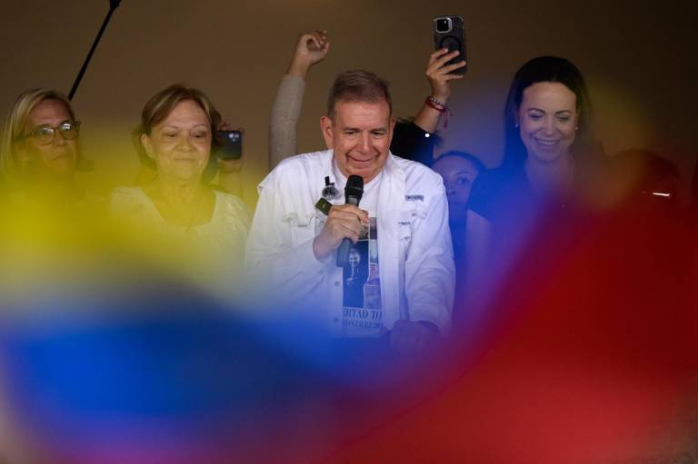 $!El candidato presidencial venezolano Edmundo González (C) habla a los estudiantes junto a su esposa Mercedes López (2da-I) y la líder de la oposición venezolana María Corina Machado (D).