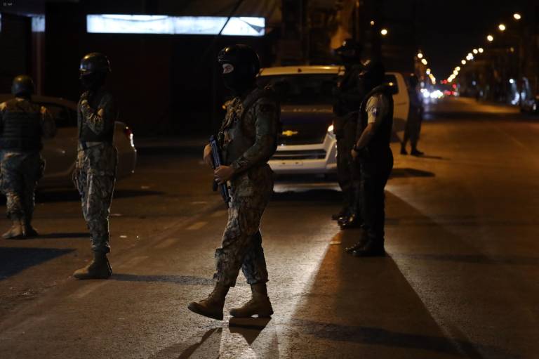 $!Miembros de la Policia y Fuerzas Armadas recorren el sector de El Recreo, en el cantón Durán, el 8 de agosto, durante un toque de queda dispuesto por el presidente Daniel Noboa dispuso un nuevo Toque de queda para hacer frente a la delincuencia.