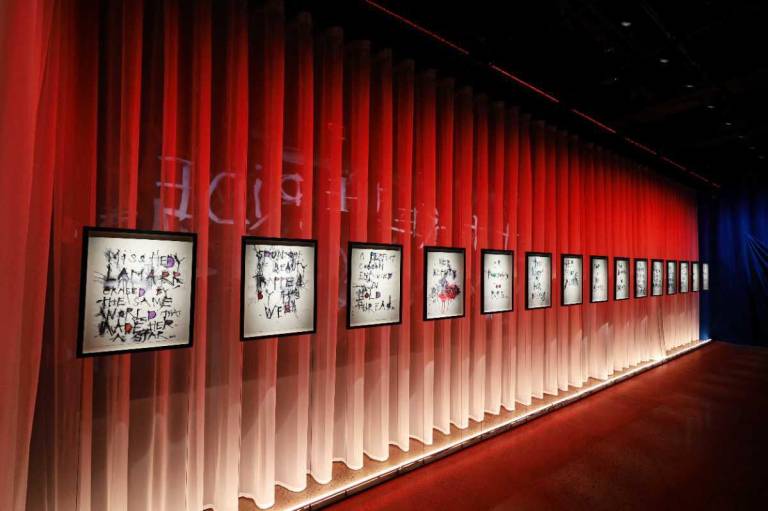 $!Una vista de la atmósfera en la inauguración de la exposición experiencial e inmersiva de Johnny Depp “A Bunch of Stuff” presentada por BAUART el 30 de septiembre de 2024 en la ciudad de Nueva York.