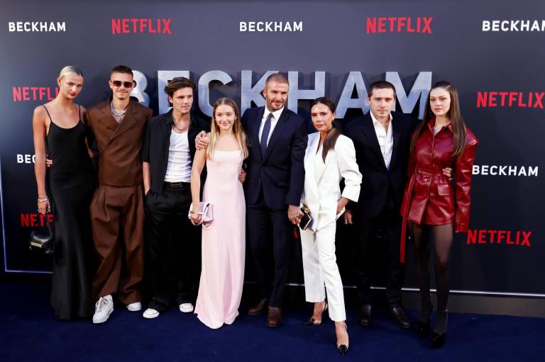 $!Mia Regan, Romeo Beckham, Cruz Beckham, Harper Beckham, David Beckham, Victoria Beckham, Brooklyn Peltz Beckham y Nicola Peltz Beckham asisten al estreno de 'Beckham' en The Curzon Mayfair, Londres.