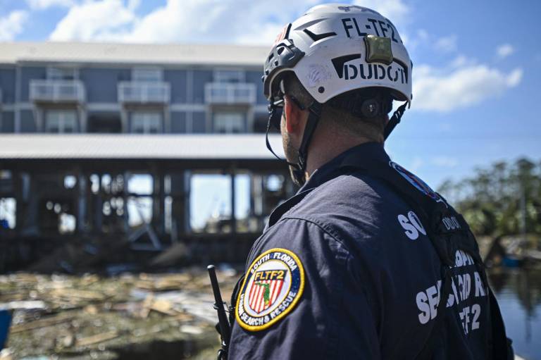 $!Un miembro de Búsqueda y Rescate Urbano del Sur de Florida llega después de que el huracán Helene tocara tierra en Keaton Beach, Florida, el 27 de septiembre de 2024.