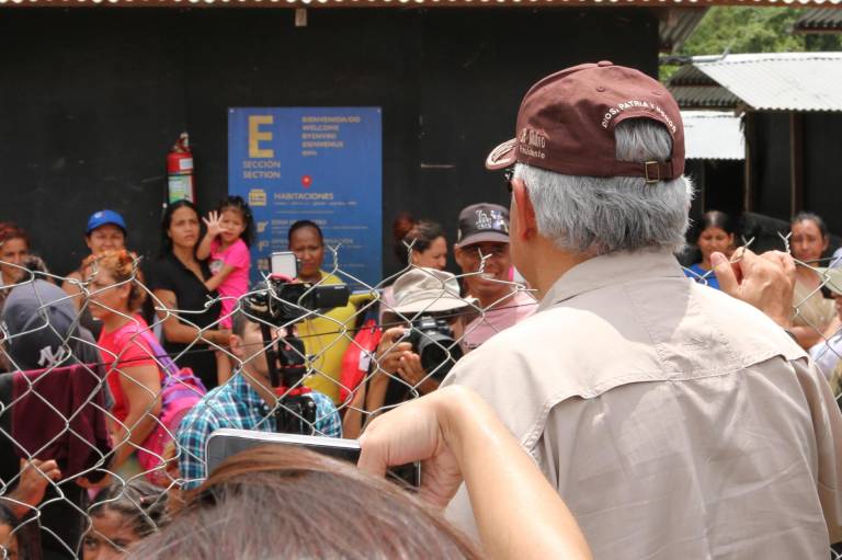 $!El presidente electo de Panamá, José Raúl Mulino (d), saluda a migrantes a su llegada este viernes, al albergue para migrantes de Lajas Blancas, en Darién (Panamá).