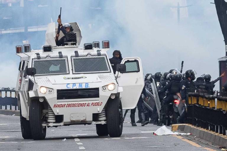 $!Integrantes de la Policía Nacional Bolivariana (PNB) enfrentan a manifestantes opositores este lunes, durante una protesta contra de los resultados de las elecciones presidenciales, en Caracas.