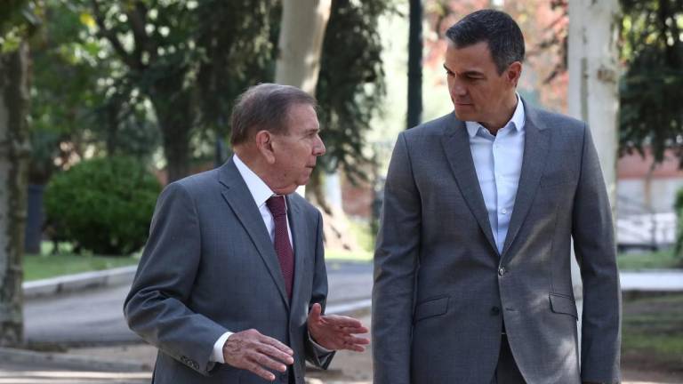 El Primer Ministro de España, Pedro Sánchez (derecha), con el candidato opositor venezolano Edmundo González Urrutia en el Palacio de La Moncloa en Madrid.